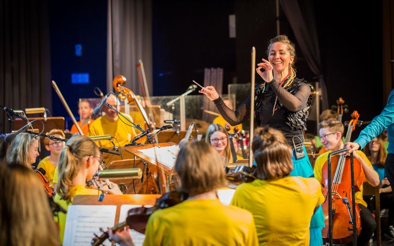 Gemeinsames Musizieren auf der Kinderliederbühne