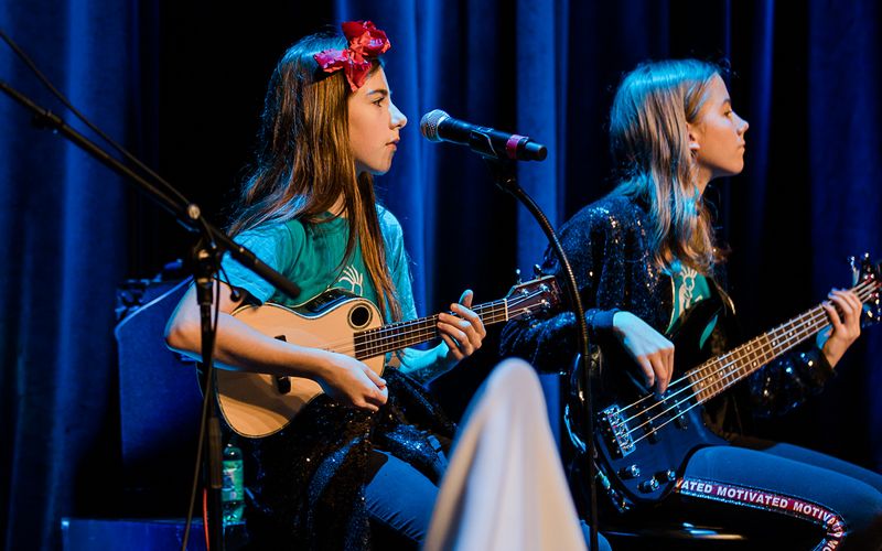 Cocopelli Family mit E-Bass und Ukulele