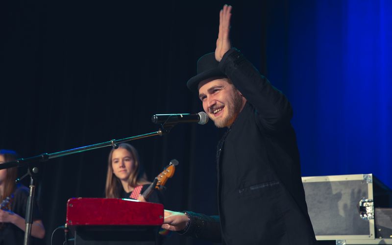 Familienkonzert - Olli jubelnd am Keyboard