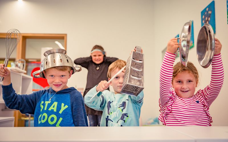 Kinder machen auf Alltagsgegenständen Musik